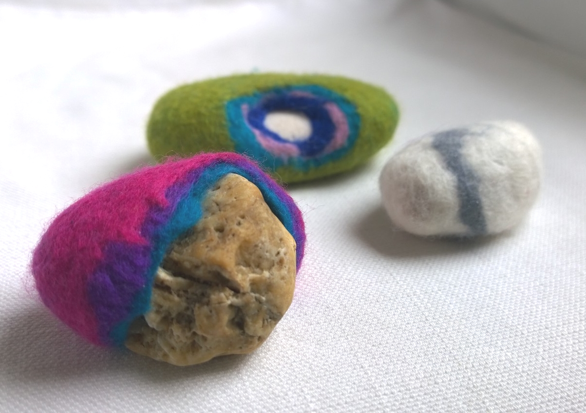 DIY: Hoe maak je kleurrijke stenen van vilt?